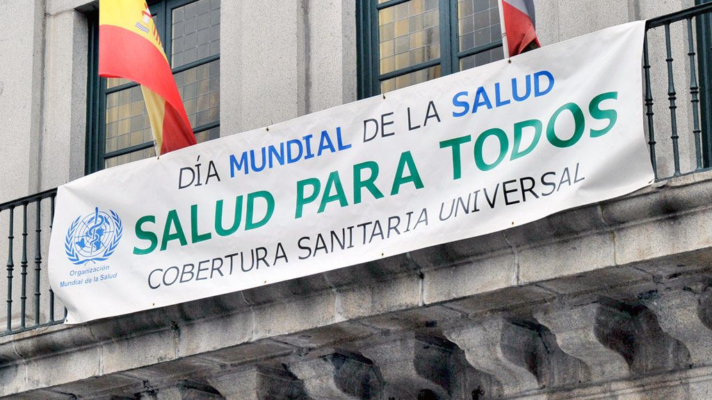 El balcón del Ayuntamiento luce esta semana una pancarta con el lema de Organización Mundial de la Salud. / KAMARERO