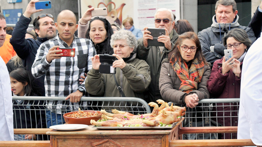 El interés turístico de este producto gastronómico es indudable, como ha afirmado el pregonero de esta edición. / Kamarero