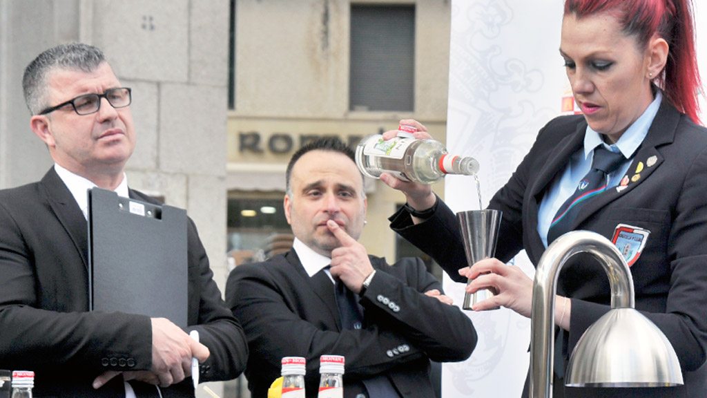 El jurado técnico valoró la elegancia y la pulcritud en la creación de los cócteles y, posteriormente, los jueces degustadores fueron comprobando la calidad y el sabor de cada una de las propuestas.