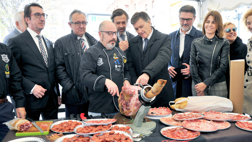 Las autoridades comprueban la habilidad de un cortador de jamón. / kamarero
