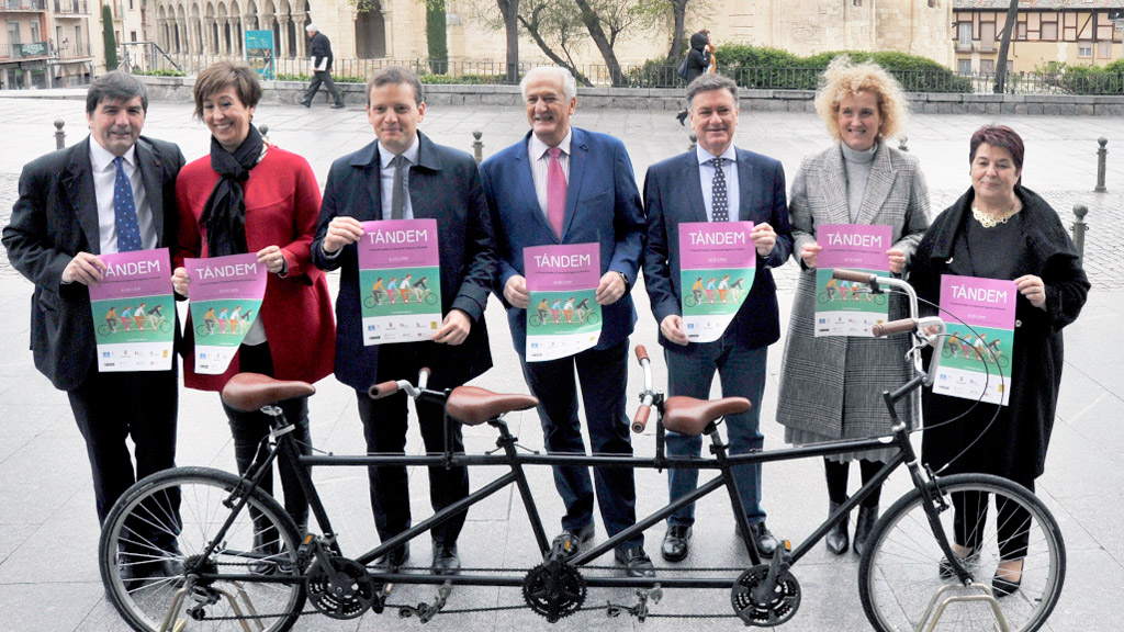 Los representantes de instituciones, empresas y la Universidad de Valladolid, posan ante una bicicleta tándem. / KAMARERO