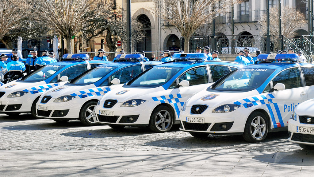 Varios coches de la Policía Local estacionados en fila en la capital segoviana. / Kamarero