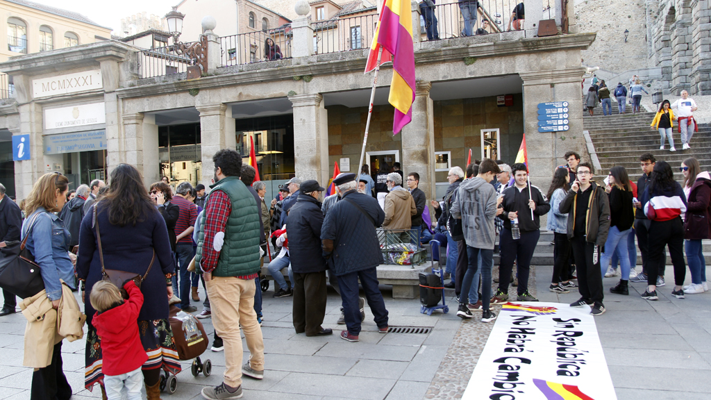 El inicio de la concentración por una tercera República tuvo lugar ayer en la plaza del Azoguejo.