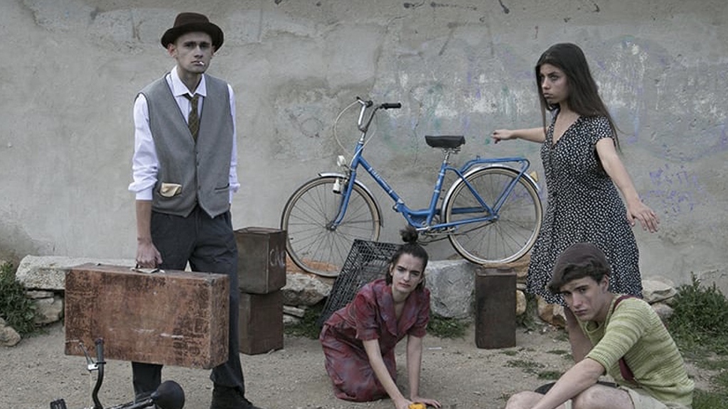 El grupo de Teatro IES Andrés Laguna representa ‘Las bicicletas son para el verano’ bajo la dirección de Sergio Mínguez. / E. A.