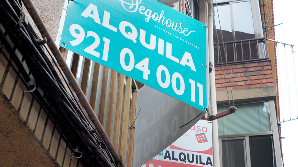 Carteles de viviendas en alquiler en una calle de Segovia. / Kamarero