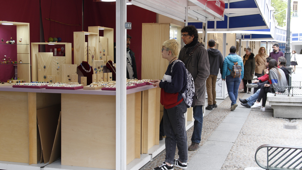 Los artesanos esperan contar con mejor tiempo que el año pasado cuando el frío y la nieve menguaron las visitas. / NEREA LLORENTE
