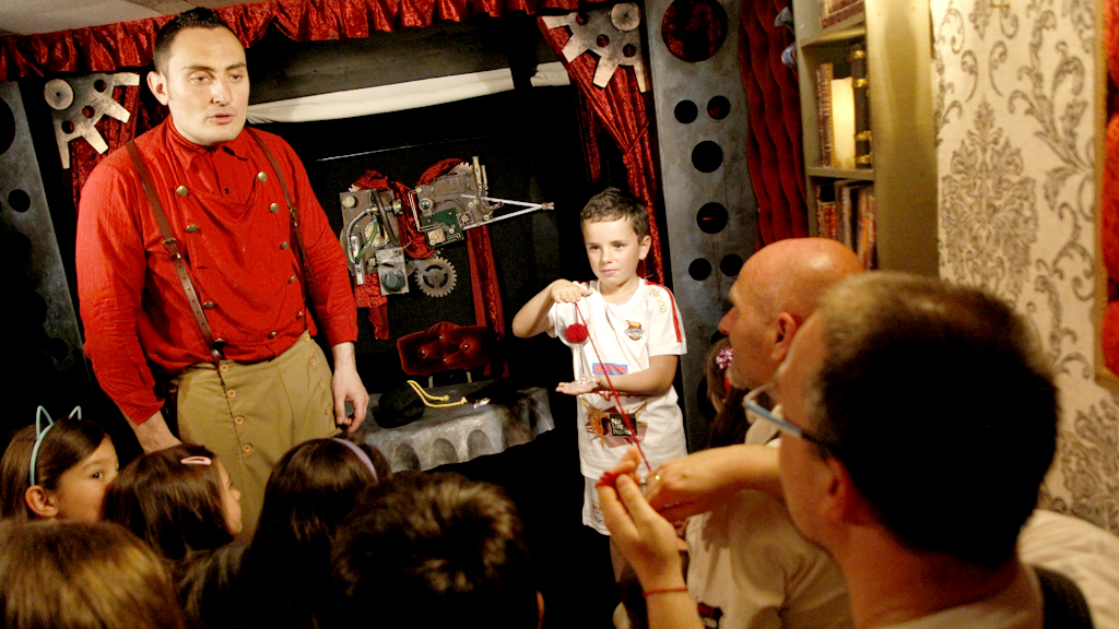 El mago segoviano Héctor Sansegundo, durante el espectáculo 'A Different Magic Show' en el interior de la caravana 'La Máquina'. / Nerea Llorente