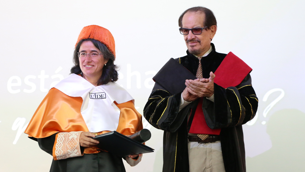 La segoviana Belén Arcones recibe el título de la UIDE. / E. A.