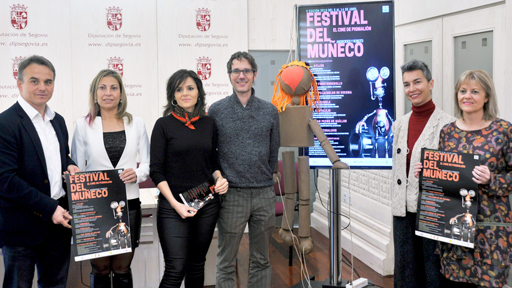 Los representantes de los ayuntamientos organizadores junto a Sara Dueñas y Sergio Artero (en el centro).