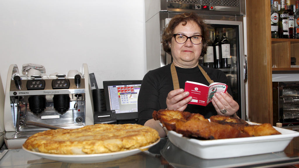 El libropincho se puede adquirir a cambio de una consumición en bares, cafeterías y restaurantes. / NEREA LLORENTE