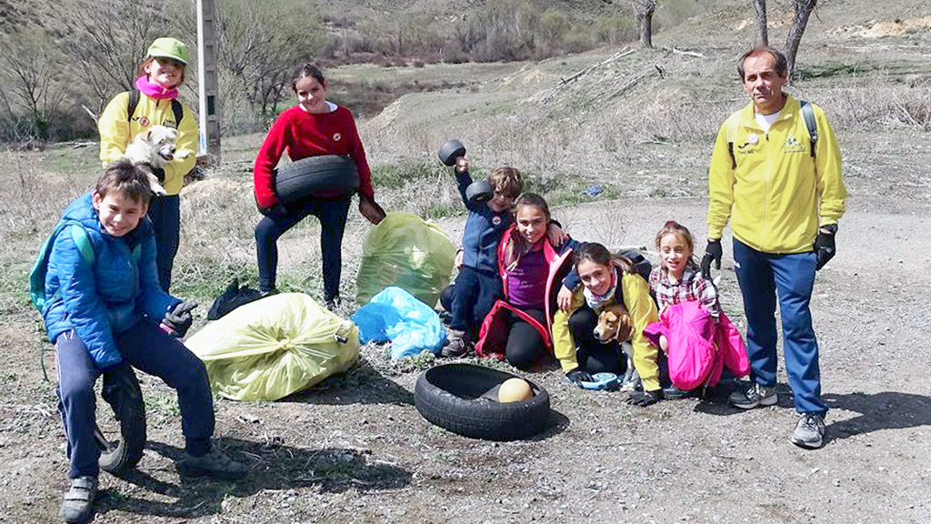 Profesores y alumnos han dedicado la primera jornada de sus vacaciones a retirar basura del campo. / EA