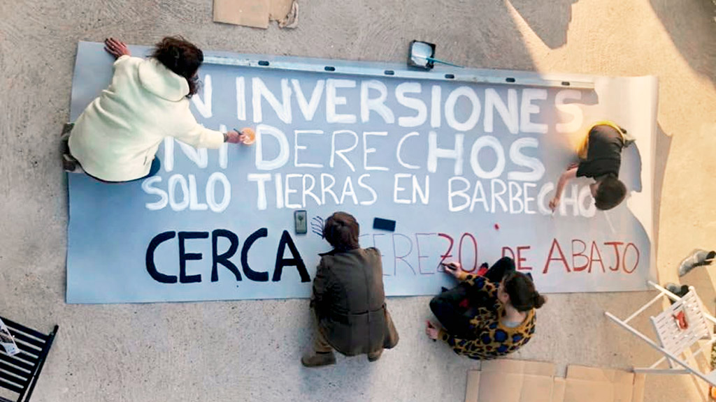 Integrantes del colectivo elaborando una pancarta reivindicativa. / el adelantado
