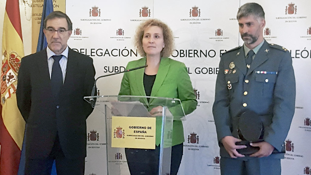 La subdelegada del Gobierno, Lirio Martín, con el jefe provincial de Tráfico, y el capitán de la Agrupación de Tráfico. / E. A.