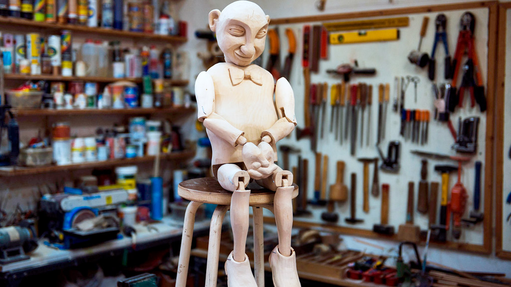 Uno de los autómatas mecánicos de madera que forman parte de la exposición ‘Selfie Automaton’. / E. A.