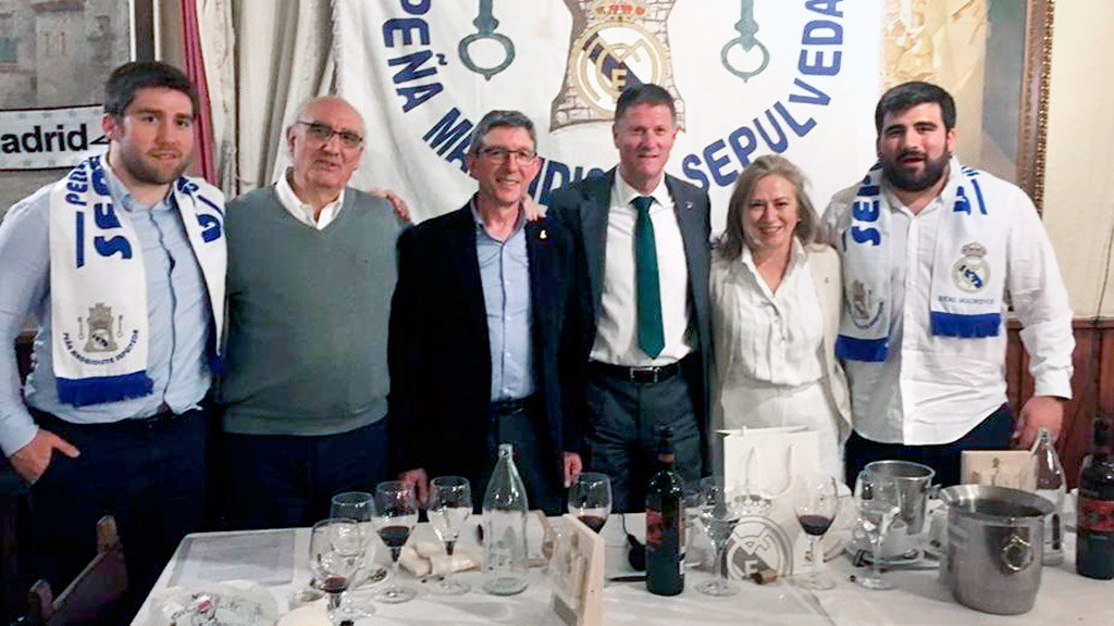 Los nuevos Socios de Honor de la Peña, con integrantes de la misma. / EL ADELANTADO