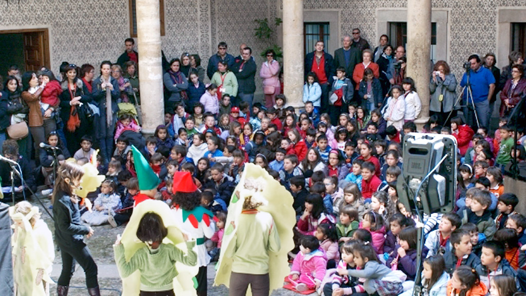 Representación de Titiricole en un patio segoviano durante una edición pasada del festival Titirimundi. / E. A.