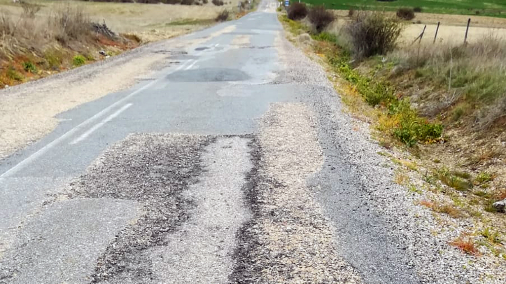 Estado de la carretera a su paso por Castrojimeno. / el adelantado