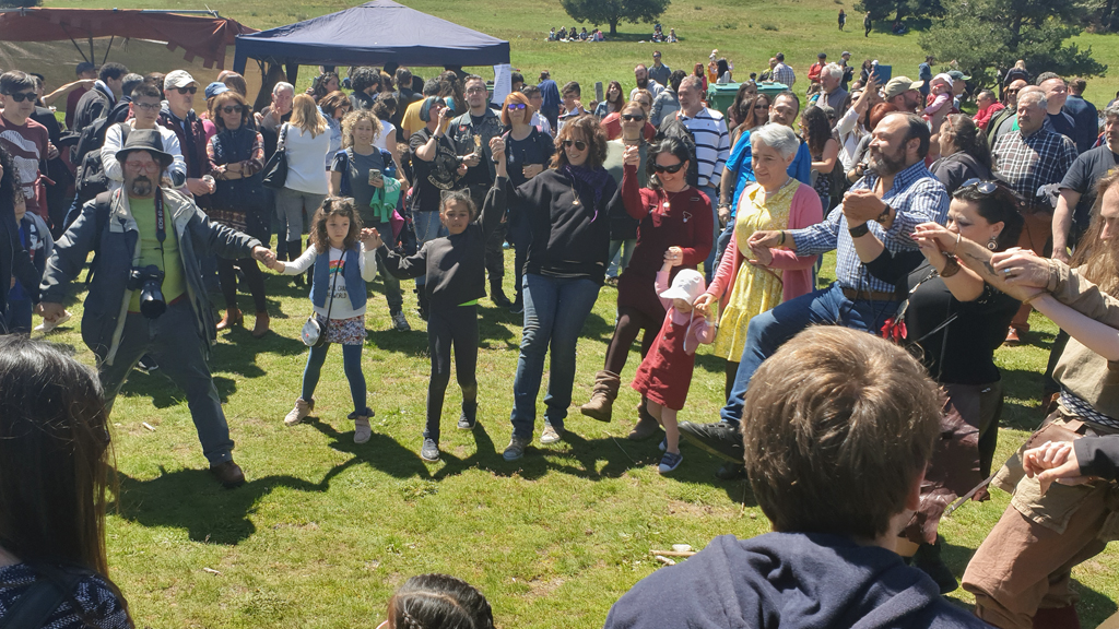 La Hispania vikinga 1 Los visitantes conocen y participan de los bailes en un poblado vikingo. / laura martínez