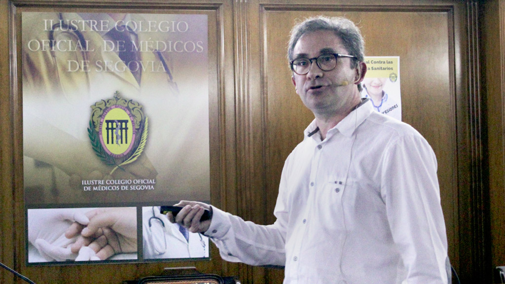 El doctor Monge pone fin al curso de Coloproctología hablando de fístulas 1 Un momento de la conferencia del doctor Nicolás Monge en el Colegio de Médicos de Segovia.