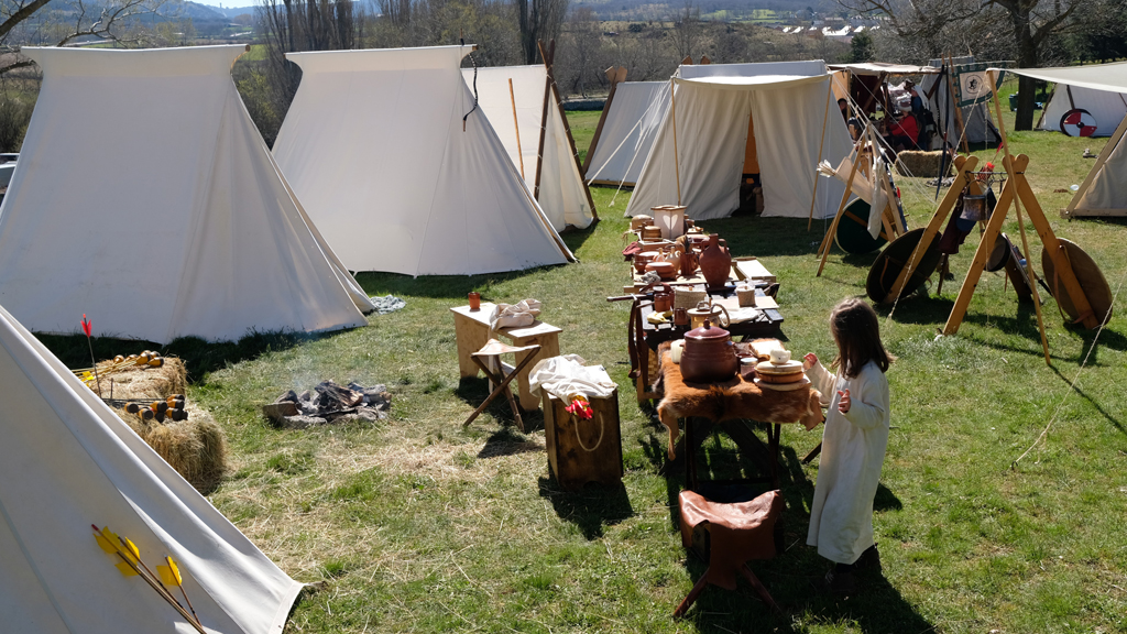Los vikingos regresan al norte 1 Durante estos días, vecinos y visitantes han podido conocer cómo se vivía en un campamento vikingo. / JOSÉ REDONDO