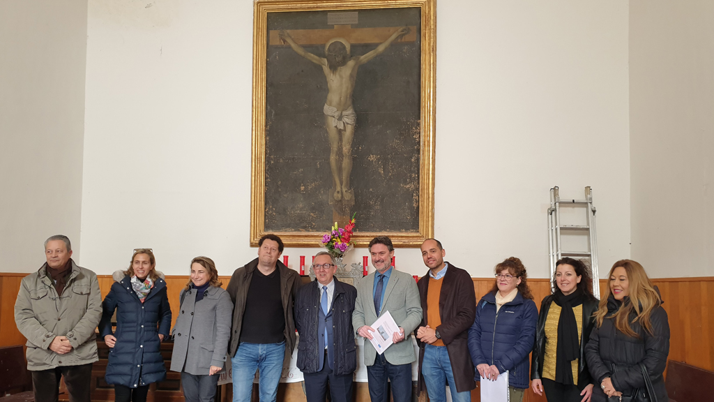 Las autoridades y varios miembros de la Junta de Cofradías momentos antes del descenso de la obra.