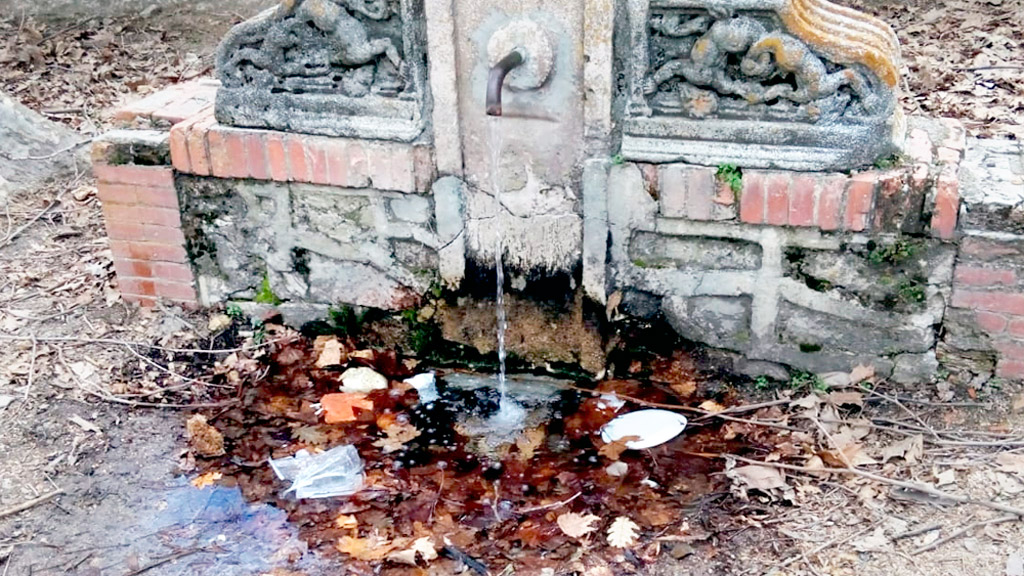 Sobre estas líneas, el estado en el que se encontraba la fuente tiempo atrás.