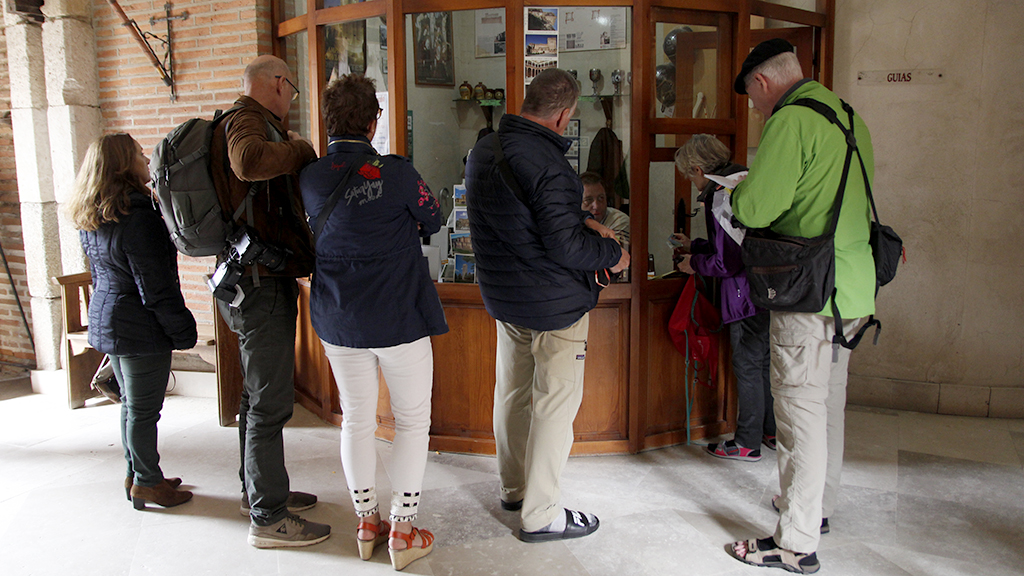 Varios turistas compra tickets para visitar el castillo.