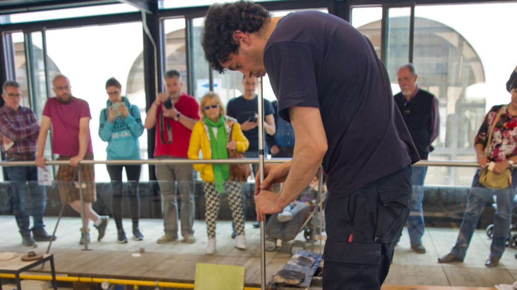 Un maestro vidriero trabajando la técnica en La Granja. / kamarero