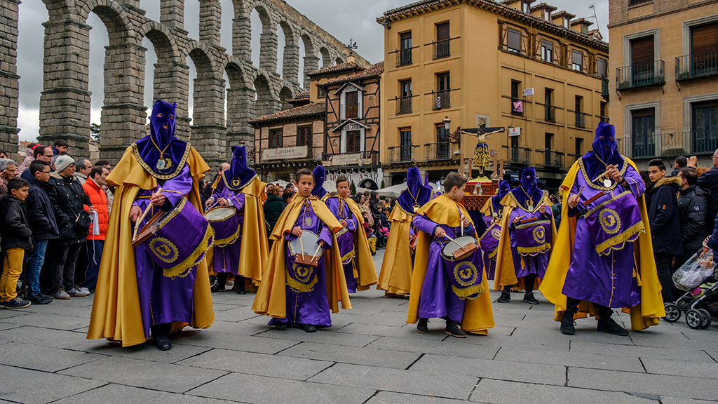 Una de las procesiones de Semana Santa en la ciudad de Segovia durante el año 2019. / KAMARERO