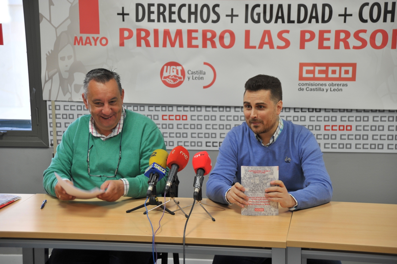 Los representantes de CCOO y UGT, ayer en rueda de prensa. / kamarero