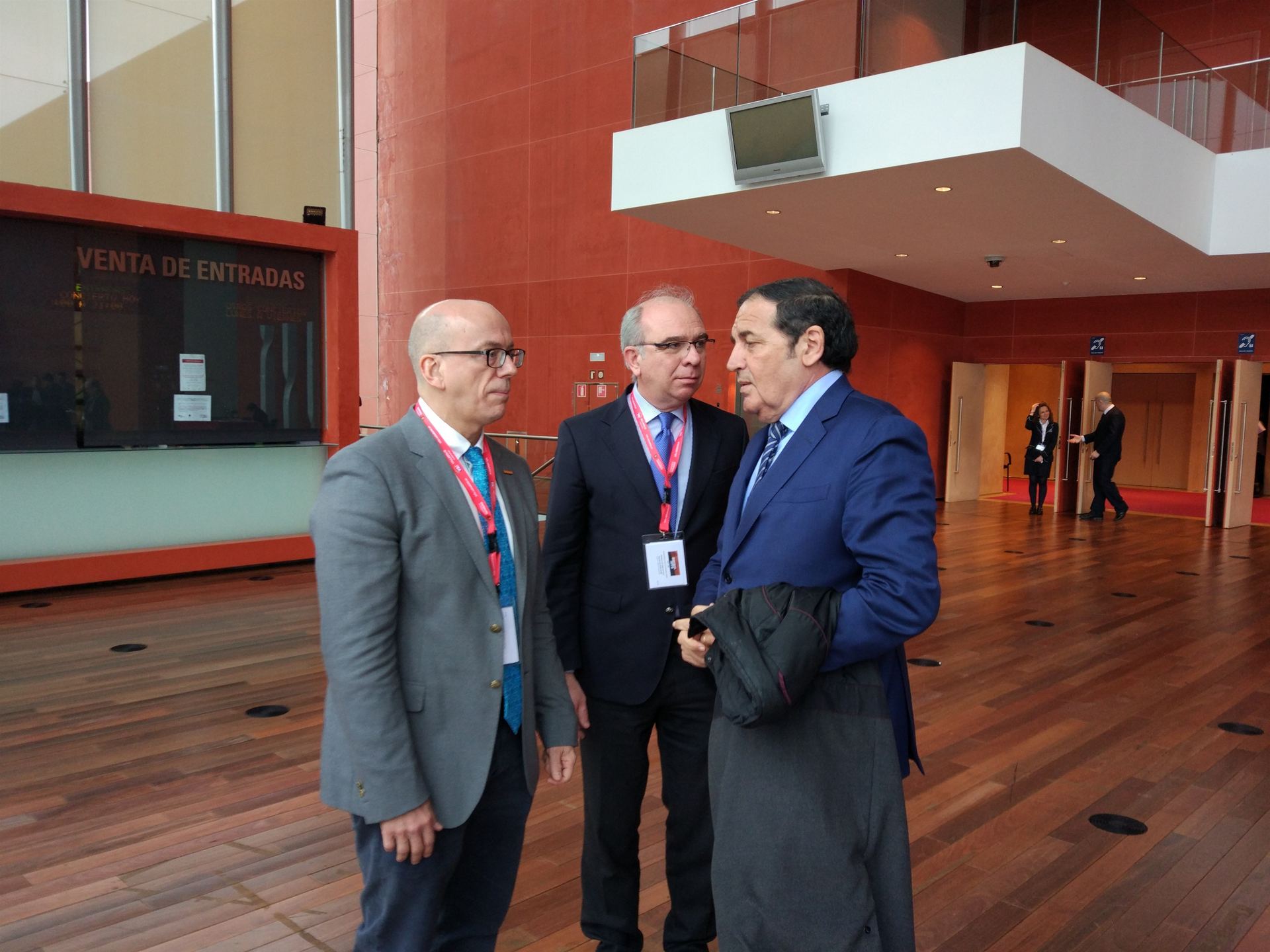 El consejero de Sanidad de Castilla y León, Antonio María Sáez Aguado (d). / europa press