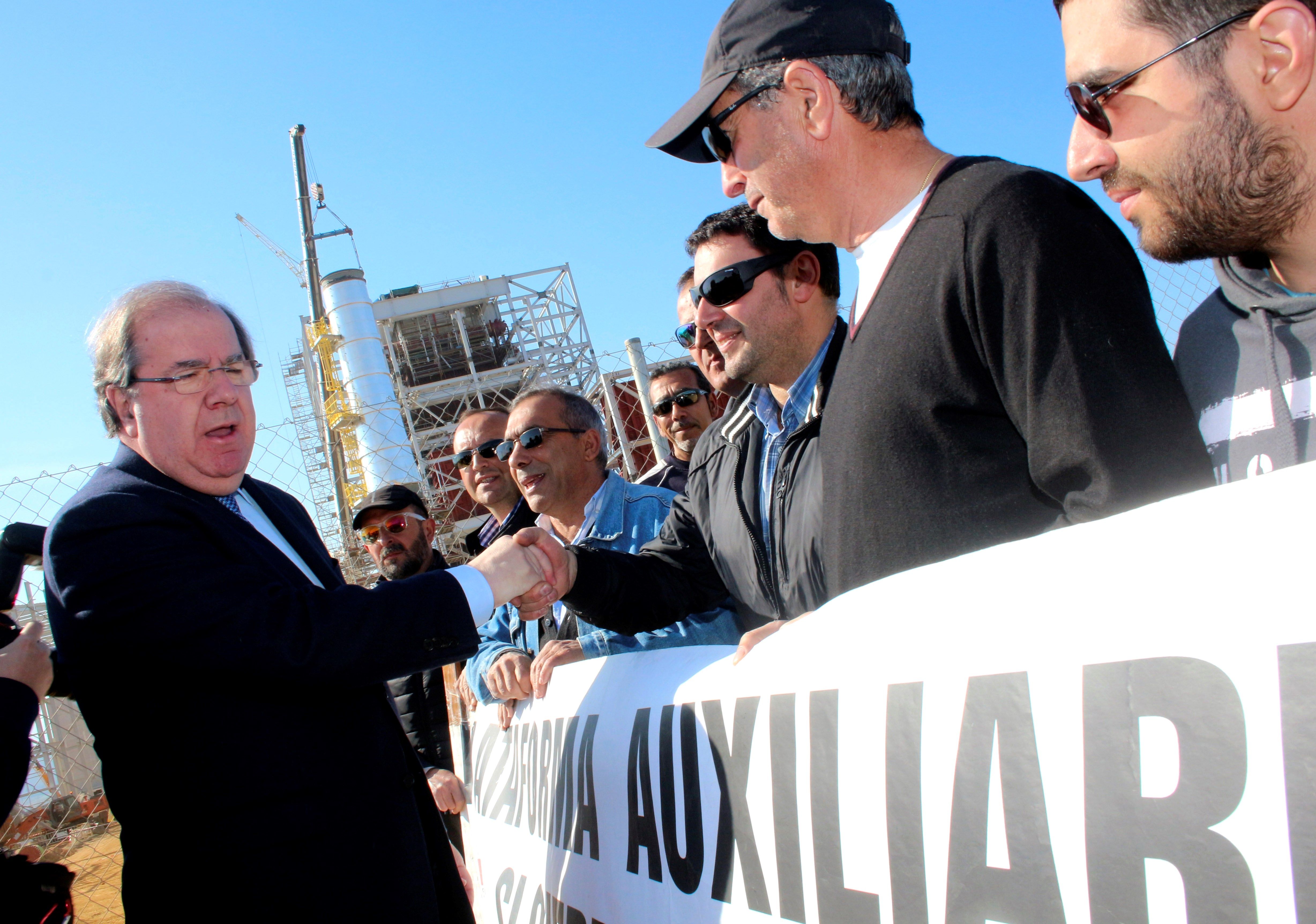 Herrera conversa con representantes de la plataforma de trabajadores de empresas auxiliares de la central de Compostilla.