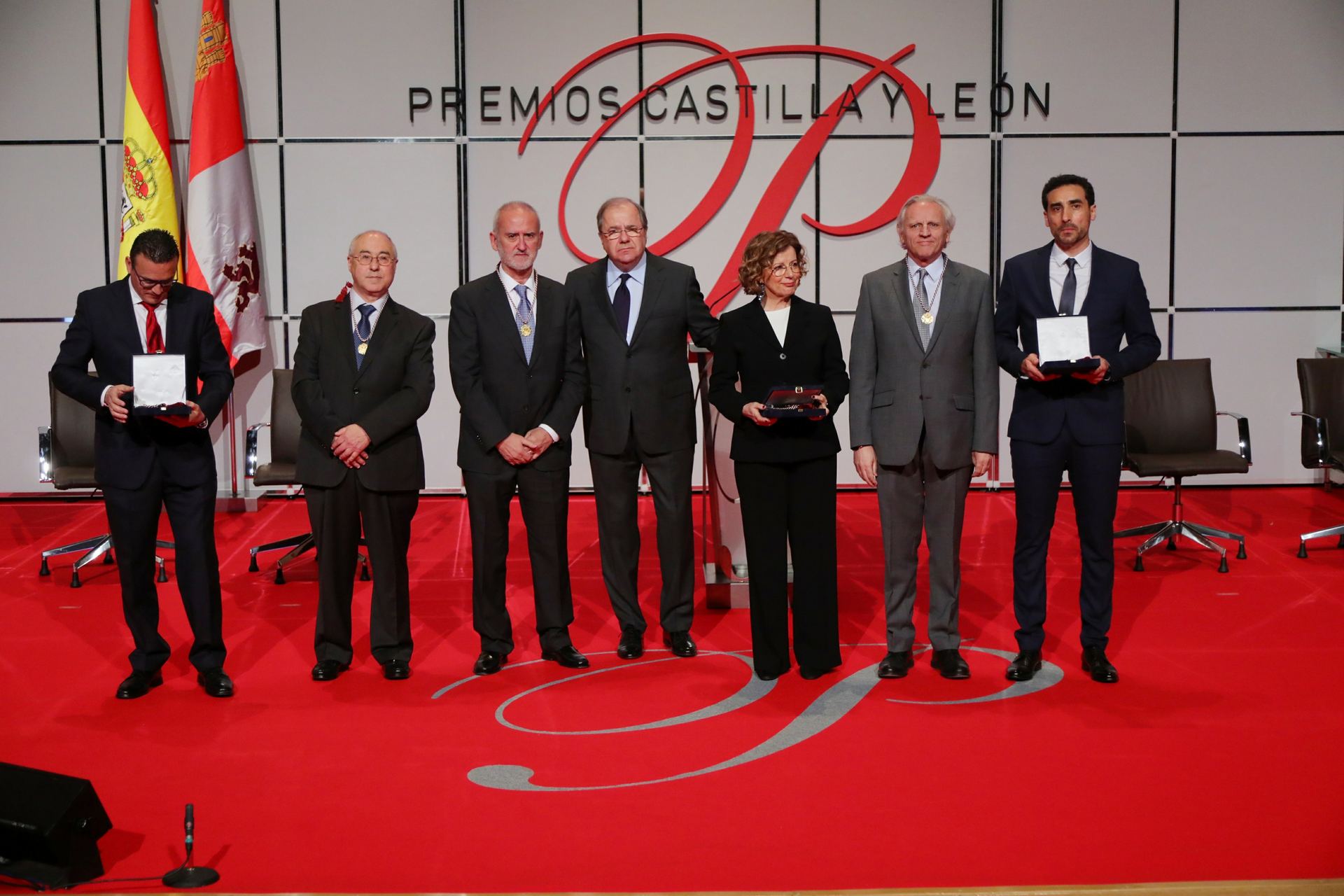 El presidente de la Junta de Castilla y León, Juan Vicente Herrera, con todos los premiados. / Efe