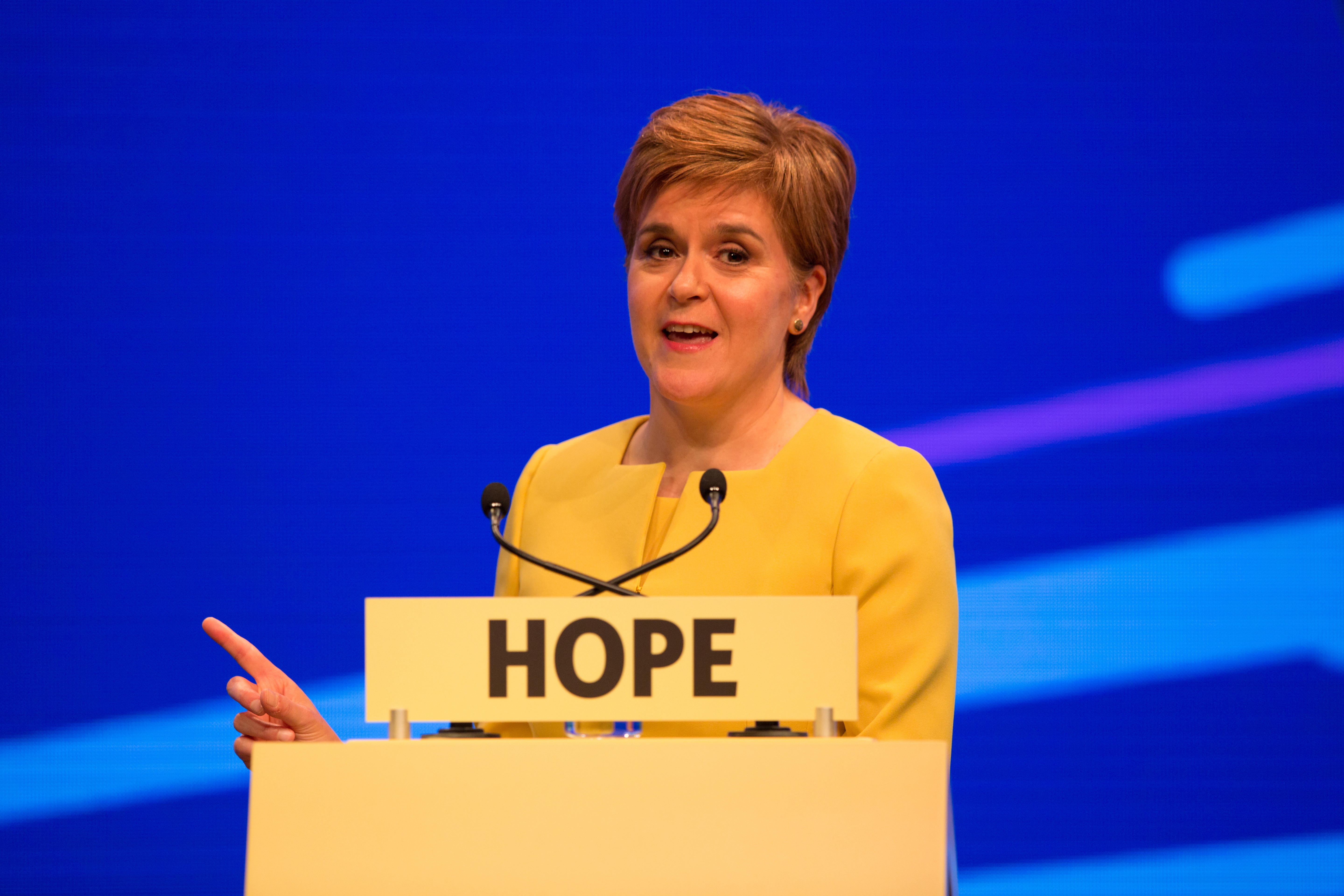 La ministra principal de Escocia, Nicola Sturgeon, ofrece un discurso en la capital del país, Edimburgo.