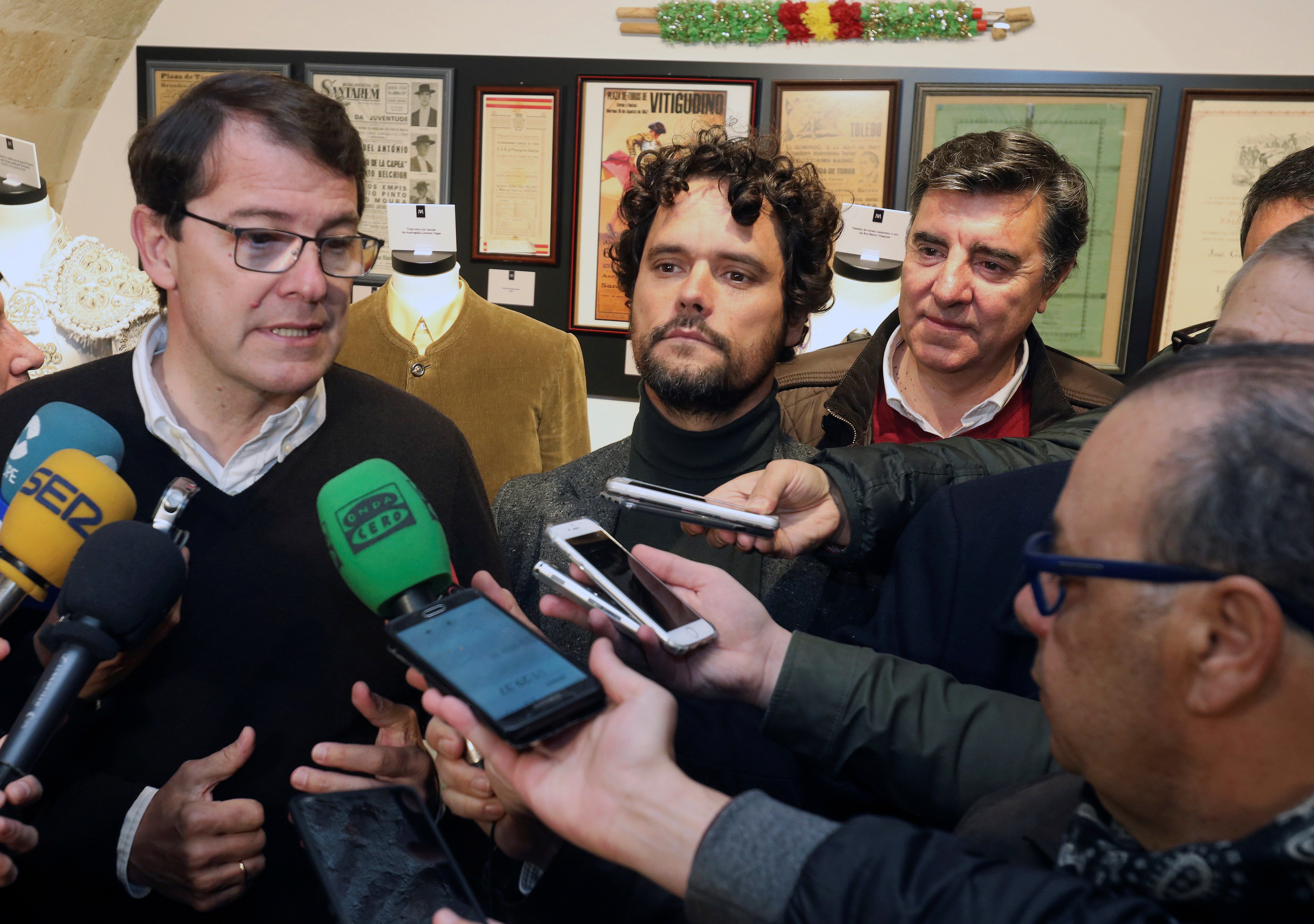 El presidente del Partido Popular de Castilla y León, Alfonso Fernández Mañueco, atiende a los medios.
