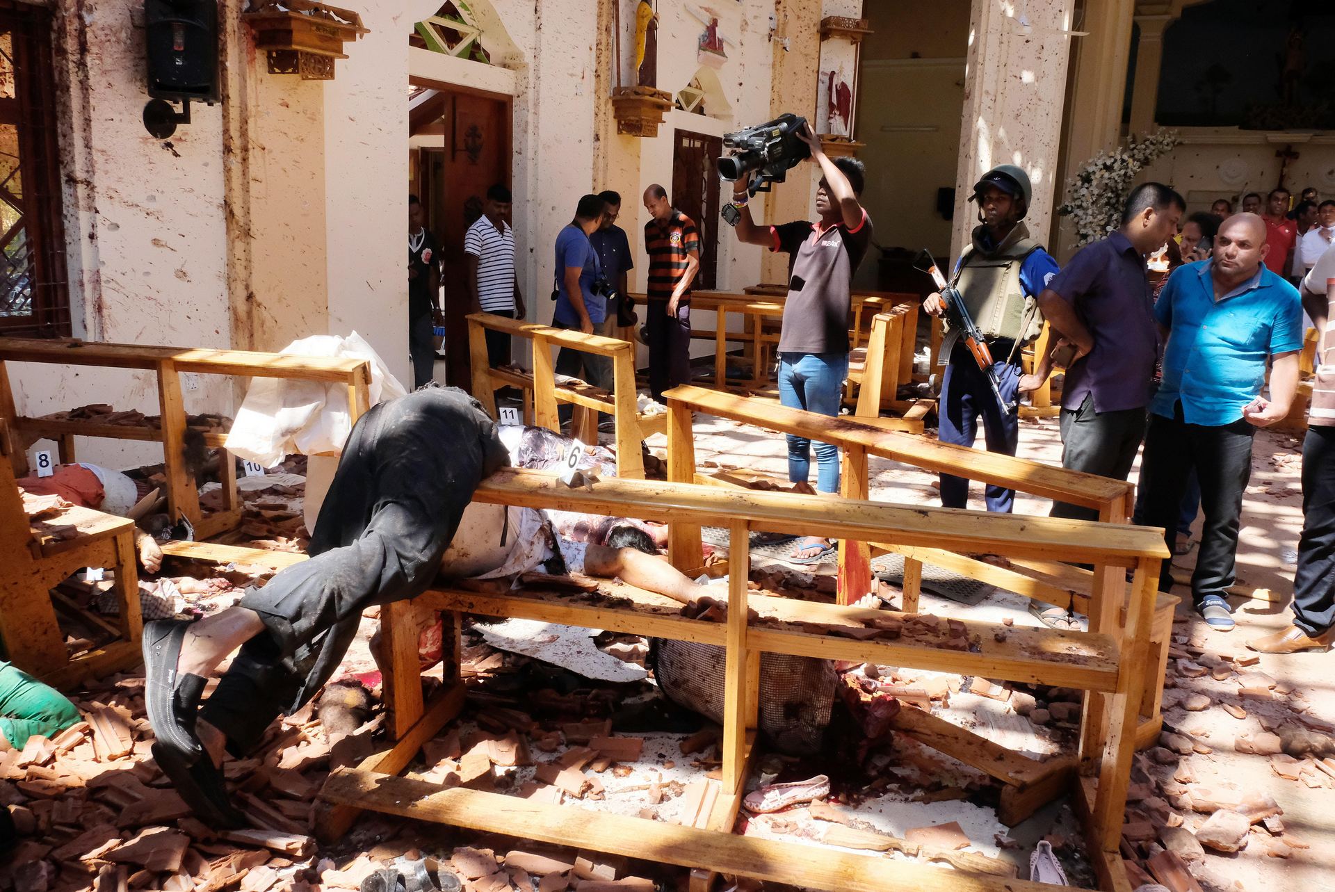 1. La policía inspecciona la iglesia de San Sebastián tras la explosión, en Colombo