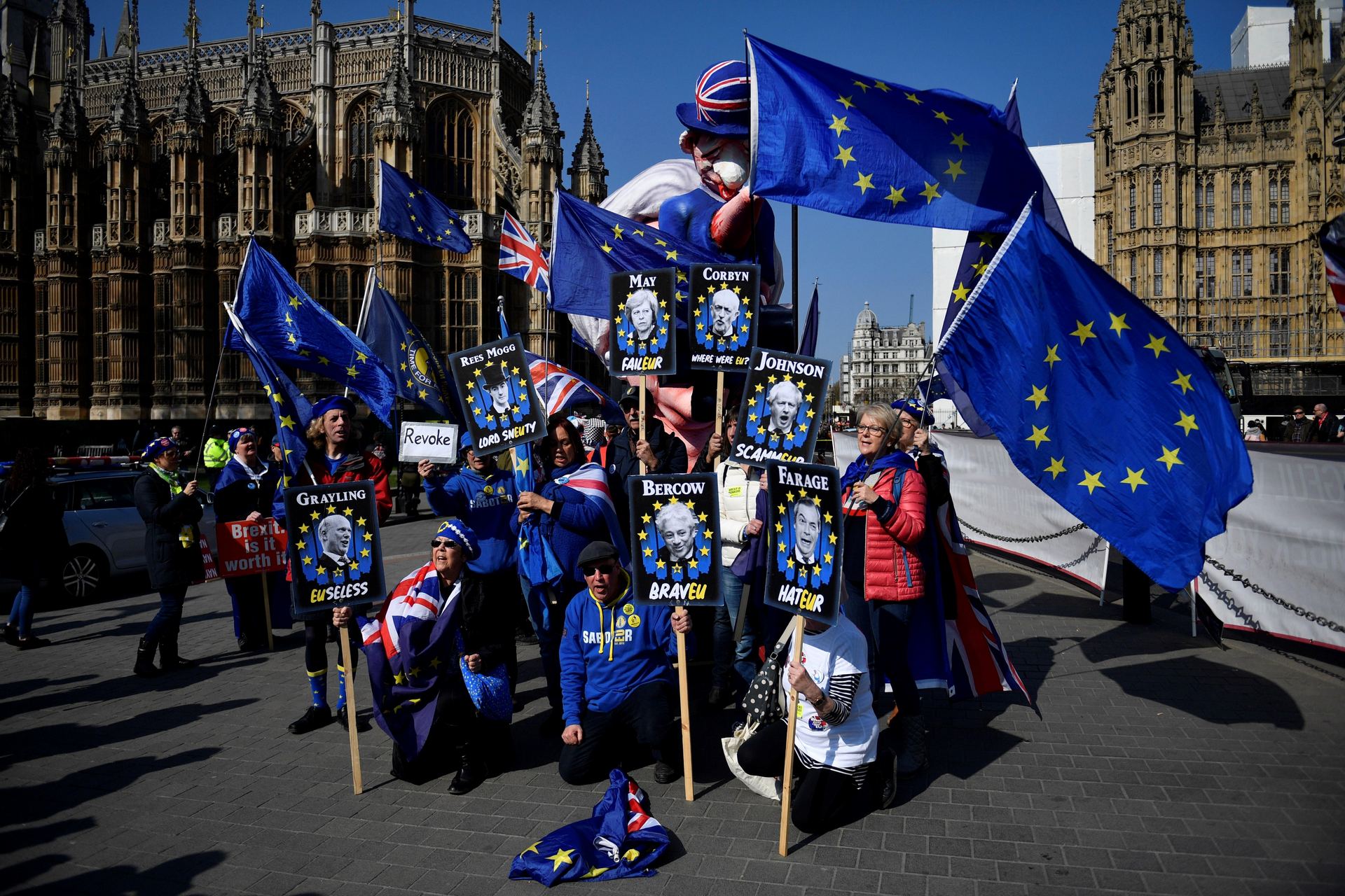 Manifestantes anti-brexit se manifiestan a las puertas de Westminster.