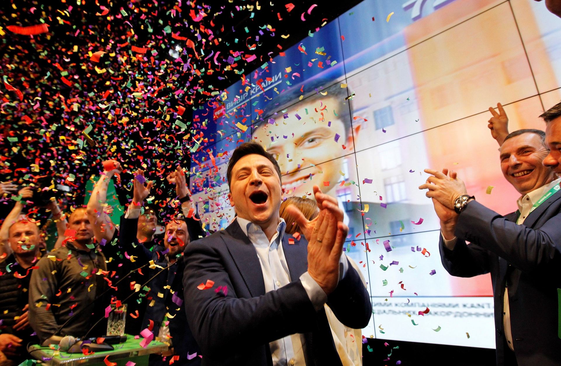 El actor, humorista y candidato presidencial ucraniano, Volodímir Zelenski, celebra la victoria de las elecciones.