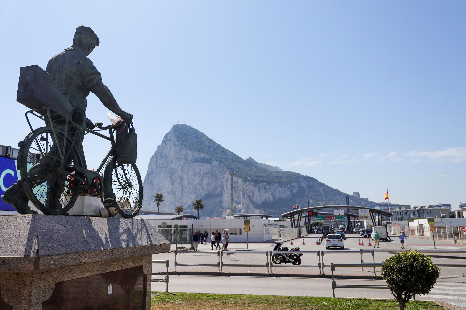 Vista de la frontera de España con Gibraltar con el peñón al fondo.