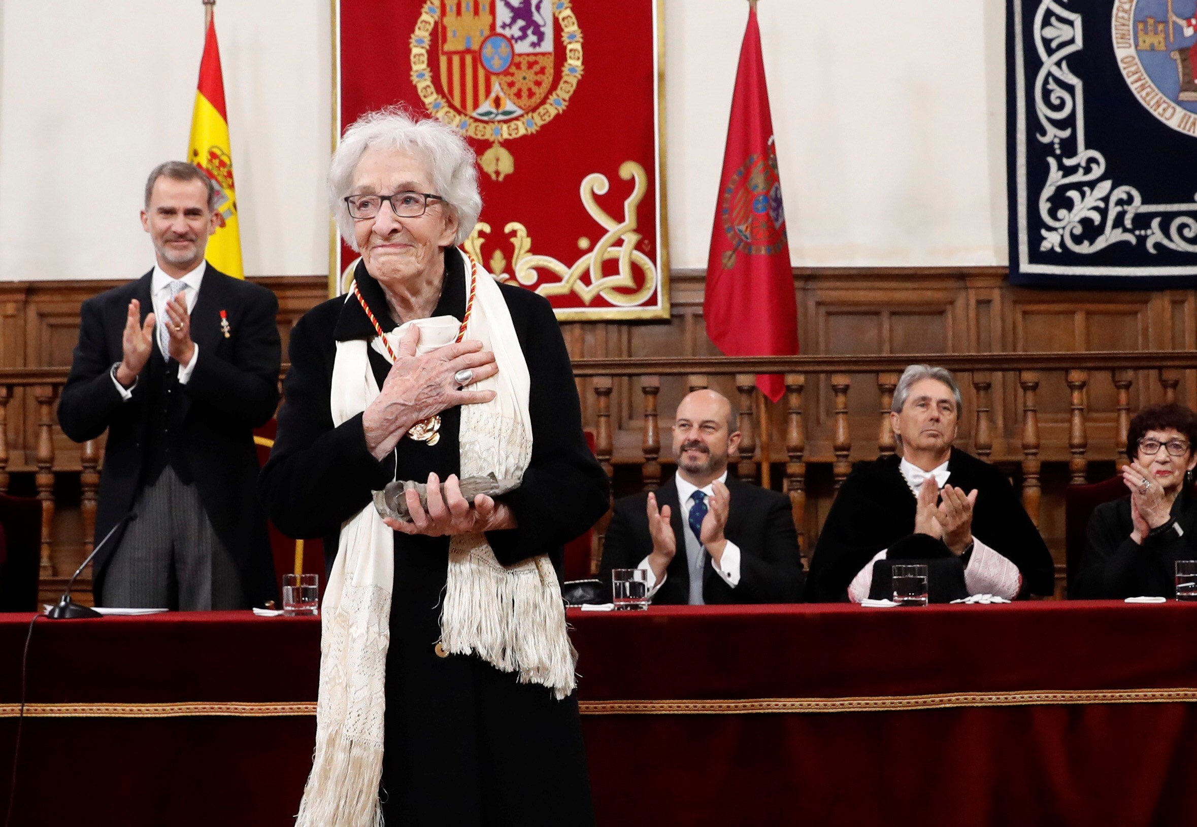 La poeta uruguaya Ida Vitale recoge emocionada el Premio Cervantes, el Nobel de las Letras en español, a sus 95 años.