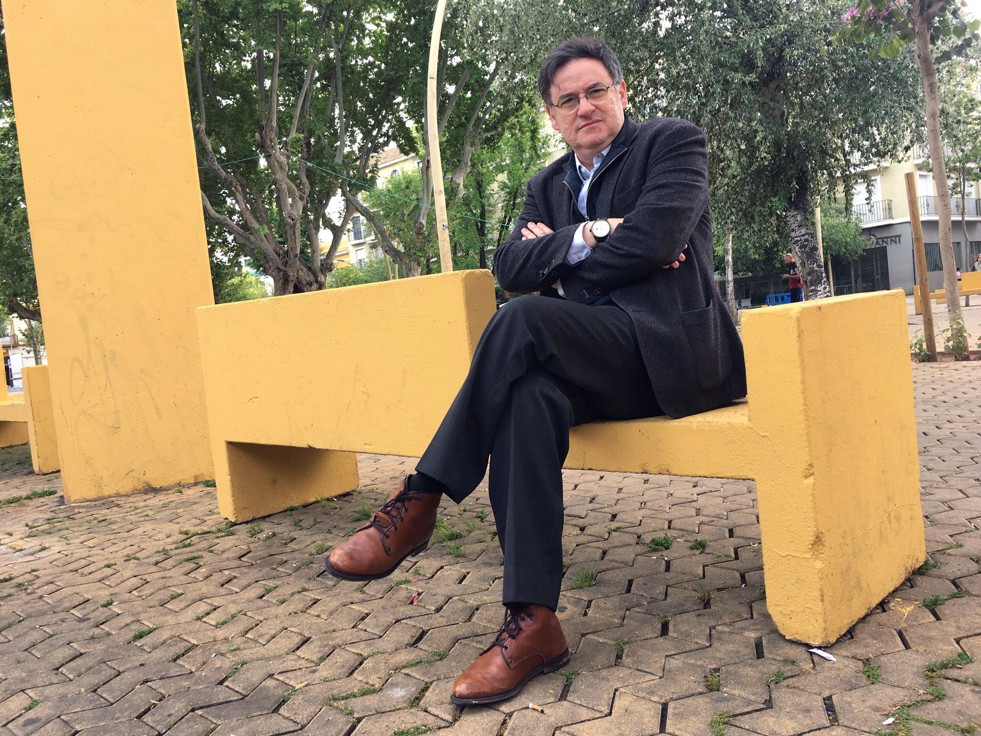 El abogado y escritor sevillano Emilio G. Romero durante la entrevista concedida a los medios de comunicación.