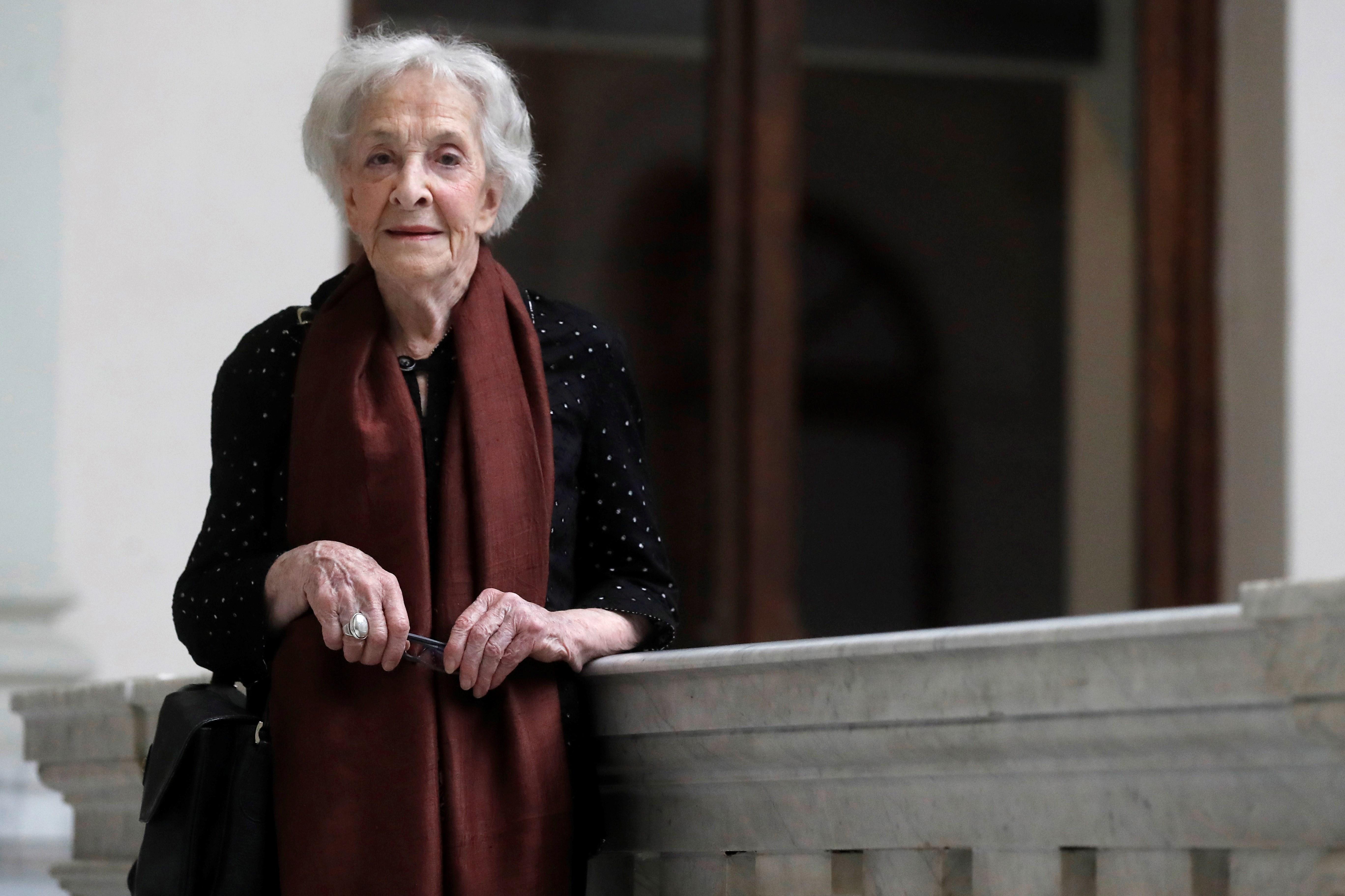 La poeta uruguaya Ida Vitale posa ante los medios de comunicación en la Biblioteca Nacional de España.