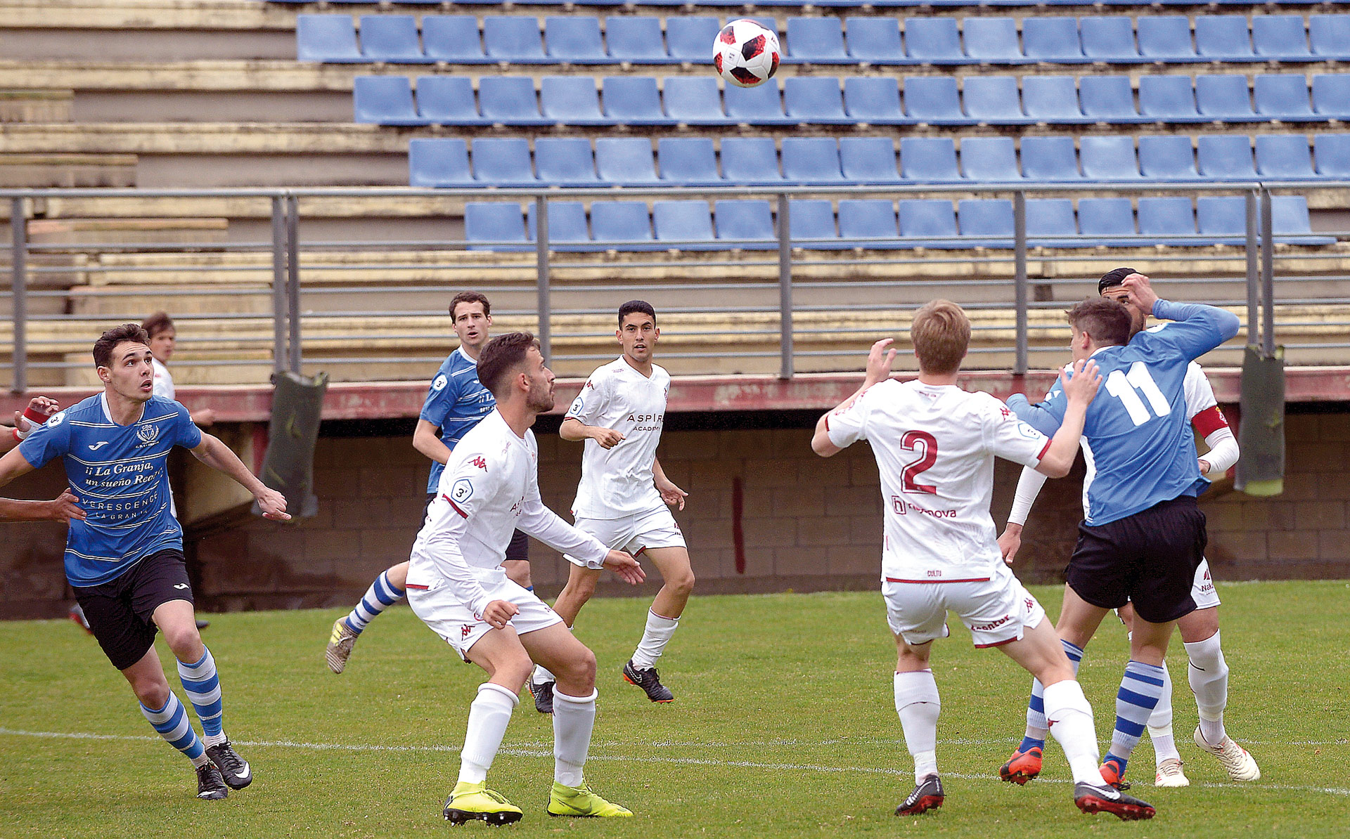 Una derrota inapelable 1 Dani Lázaro intenta conectar de cabeza con Ionel en un momento del partido disputado en el Área Deportiva de Puente Castro. / MAURICIO-LA NUEVA CRÓNICA