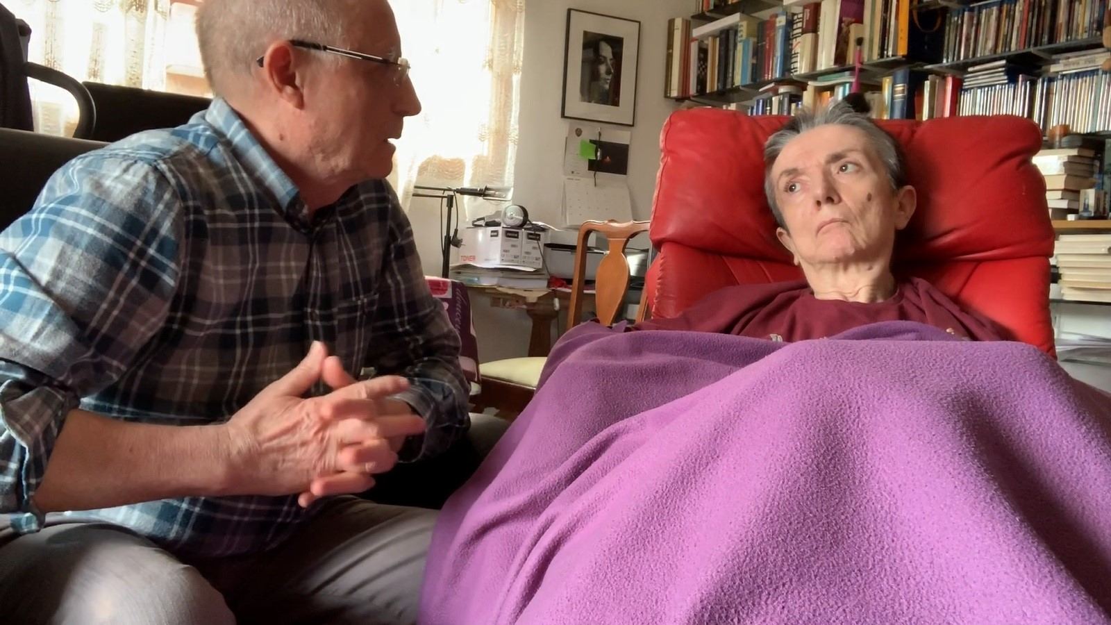 El fiscal no pasa por alto el hecho de que la mujer pidiese ayuda a su marido para asistirla en el su deseo de morir.