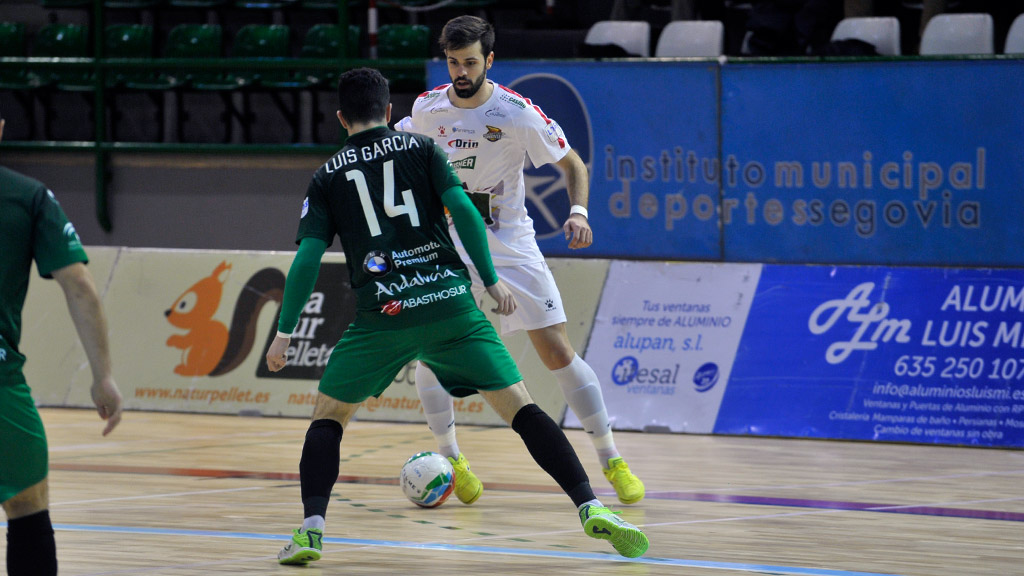 Raya encara a Luis García, de la UMA Antequera. / KAMARERO