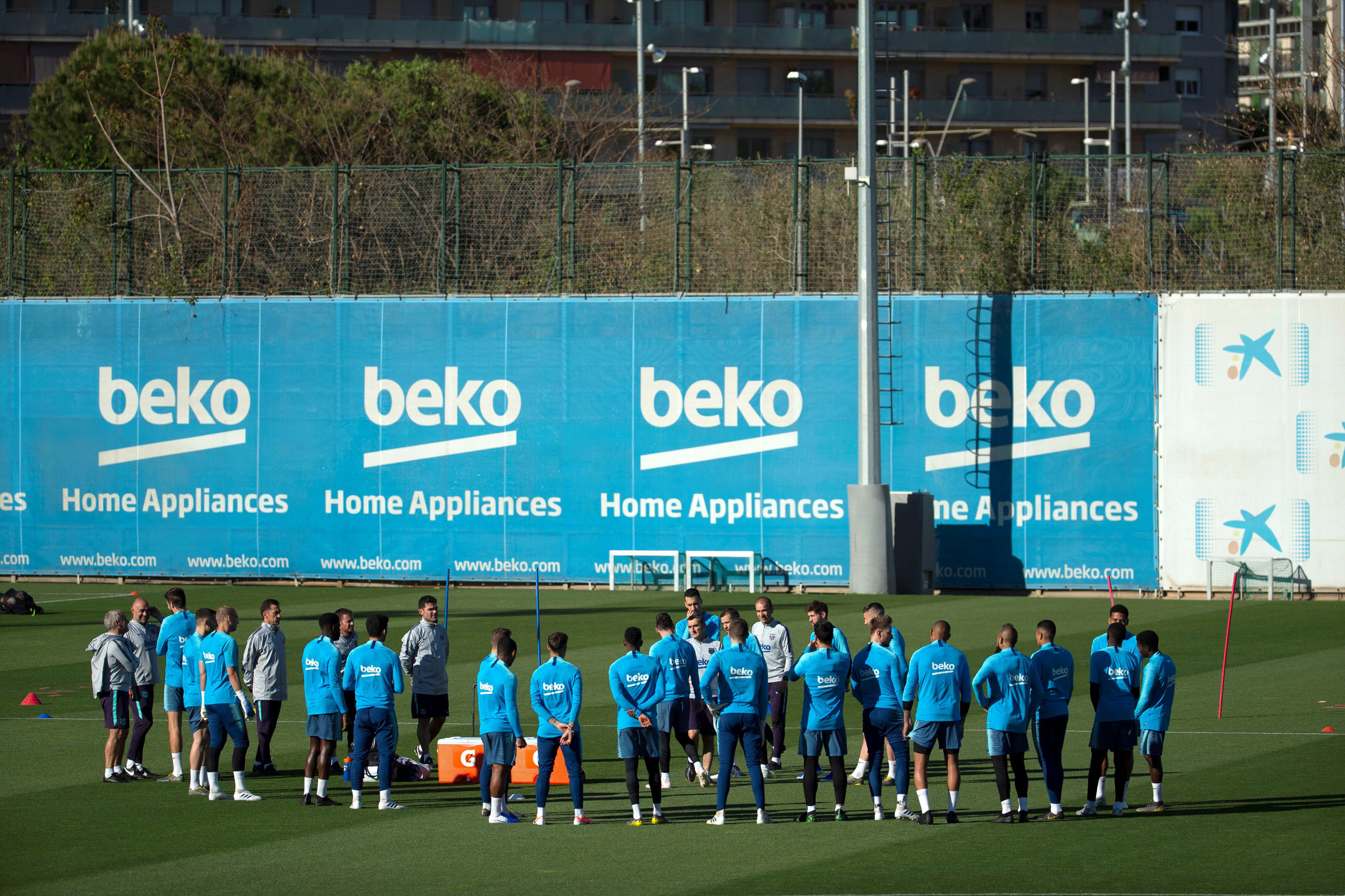 El Barça enfría el champán 1 Los jugadores del FC Barcelona atienden las explicaciones de Ernesto Valverde antes de empezar el entrenamiento de ayer en la Ciudad Deportiva Joan Gamper en Sant Joan Despí.