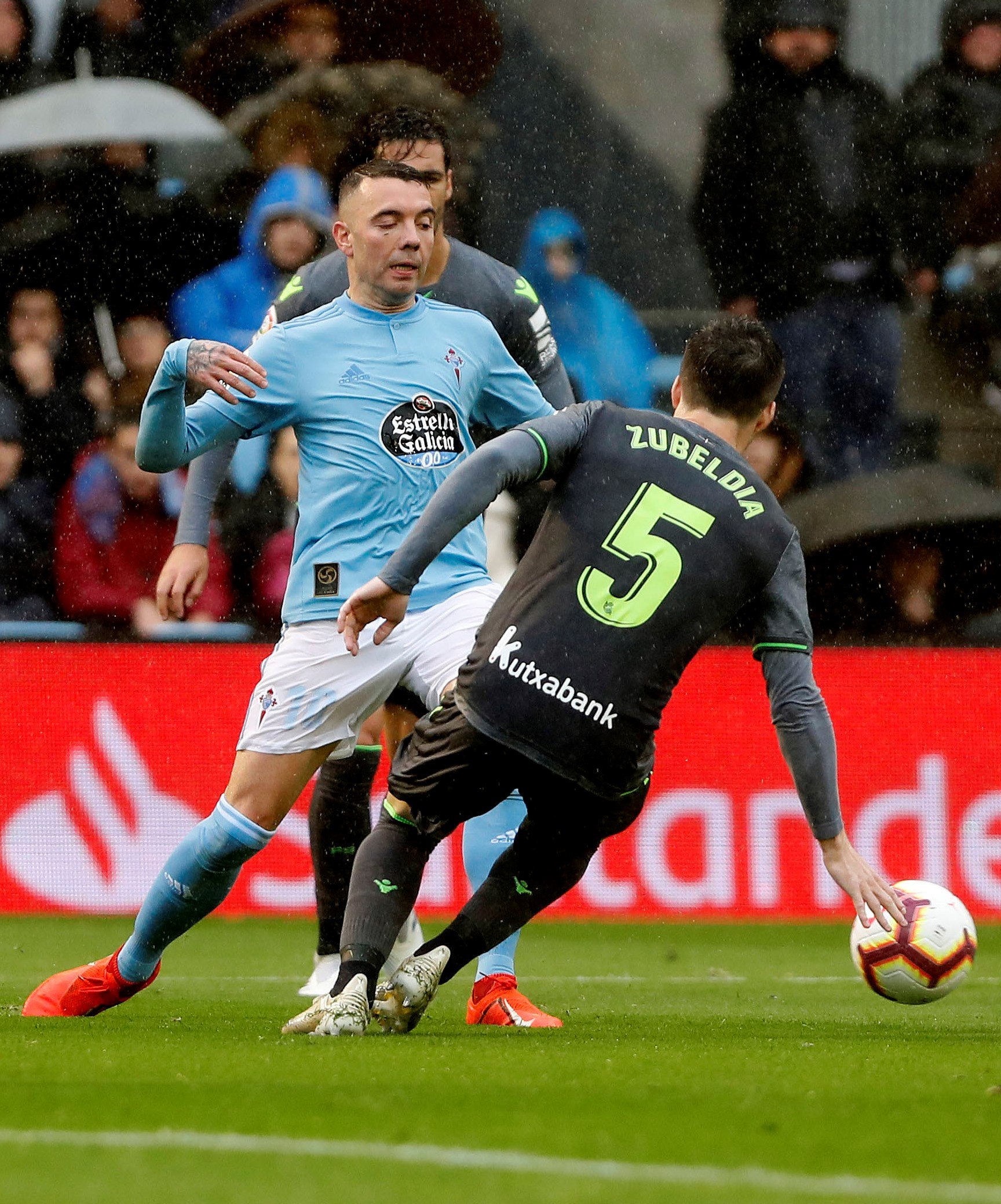 Aspas revive al Celta 1 Iago Aspas disputa el balon con Zubeldia, de la Real Sociedad.
