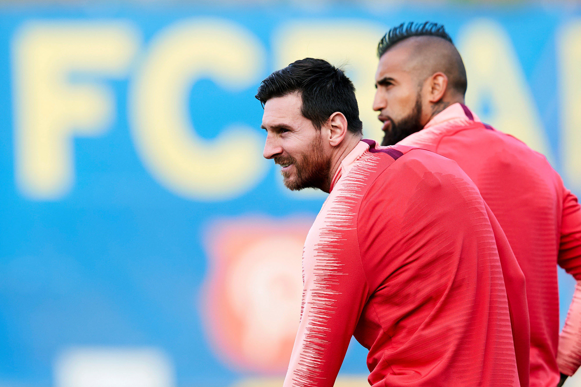 Leo Messi y Arturo Vidal, en el entrenamiento de ayer del Barça en la ciudad deportiva Joan Gamper, antes de recibir al Manchester United en el Camp Nou.