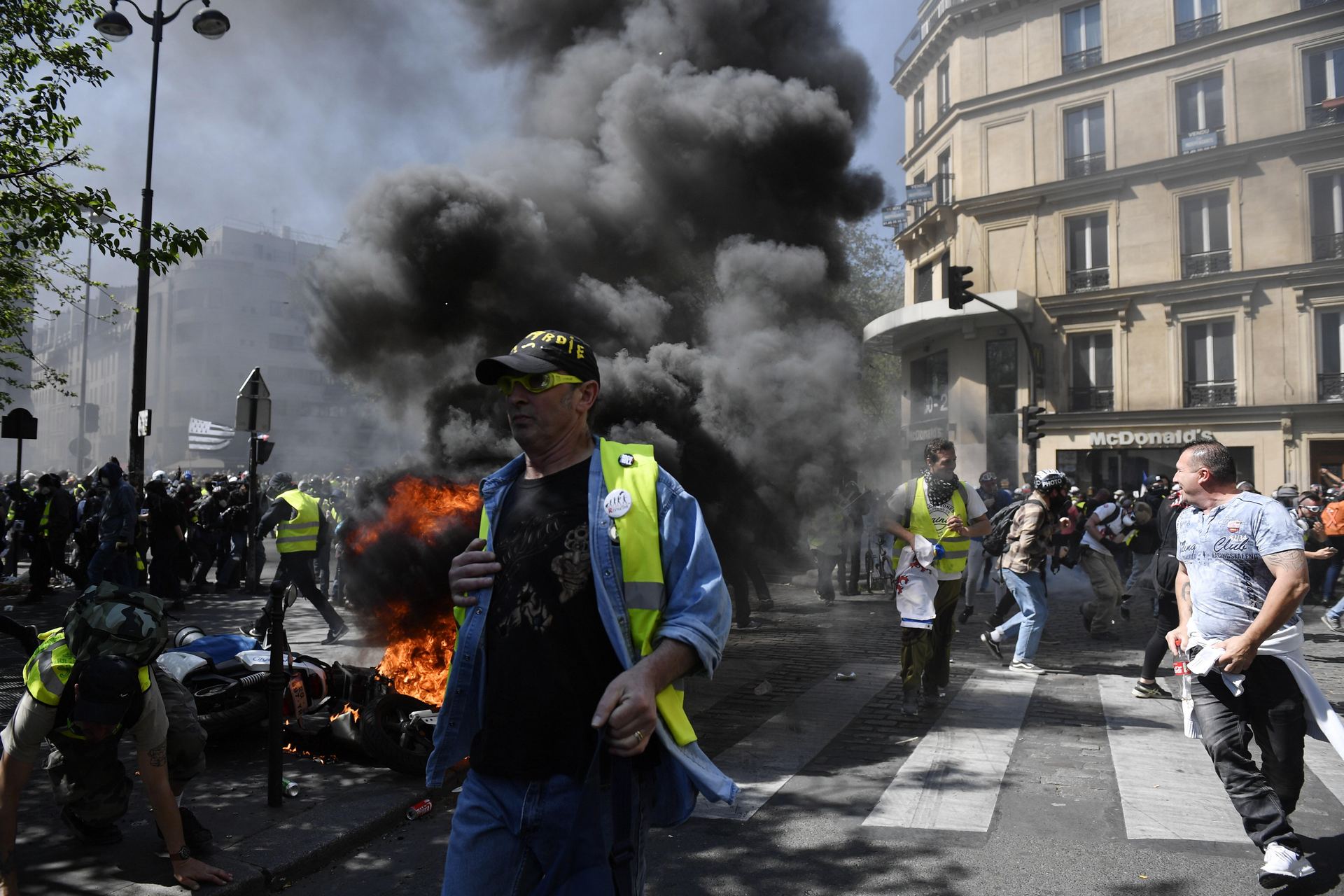Un ‘chaleco amarillo’ durante las protestas de ayer en París.