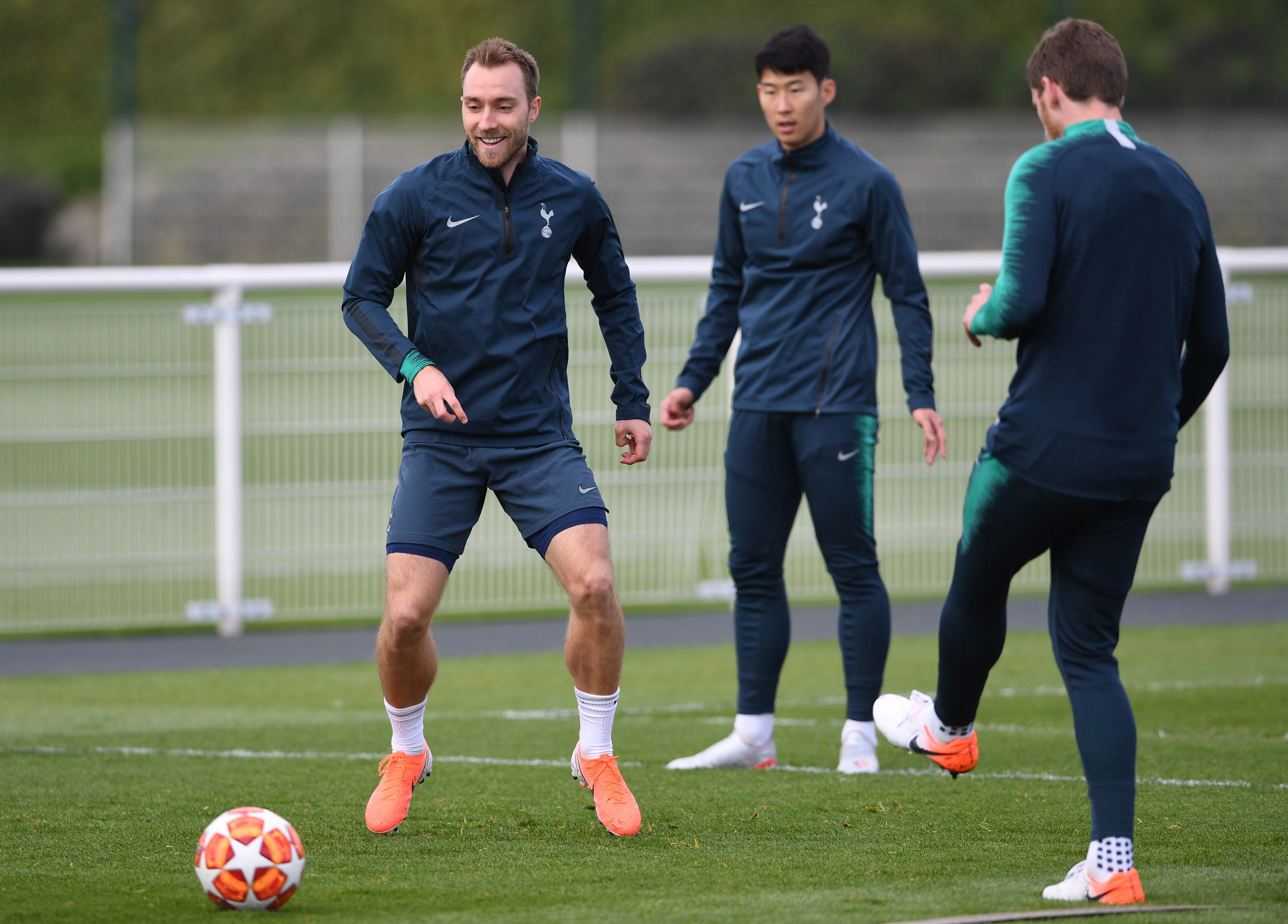 Tottenham y Ajax inician el camino hacia la soñada final en Madrid 1 Los jugadores del Tottenham realizan varios ejercicios durante el entrenamiento previo al partido de Champions.